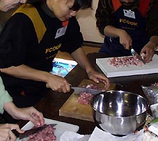 豚肉をミンチにする