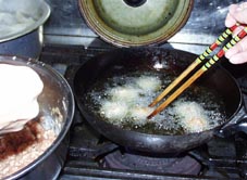 丸めて揚げる